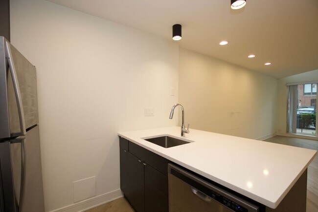 Photo - 935 W Grace St Unit J01W