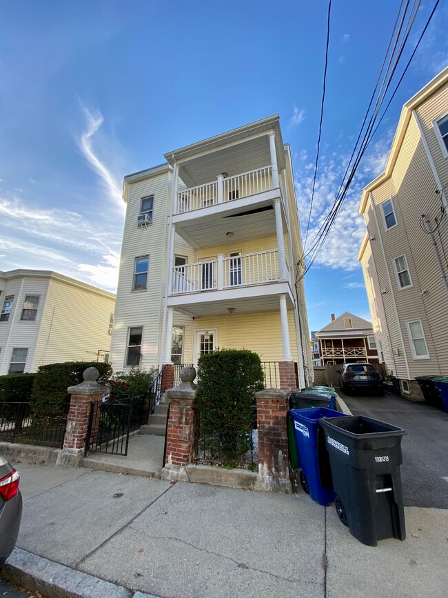 Building Photo - 14 Belknap St Unit 1 Rental