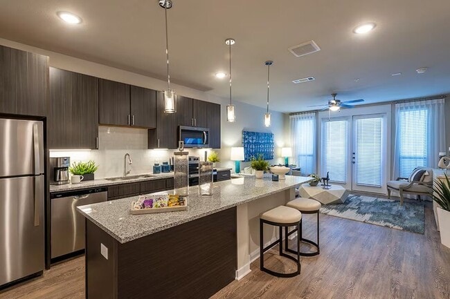 Building Photo - Stylish Living, Perfectly Located Unit SNPS2