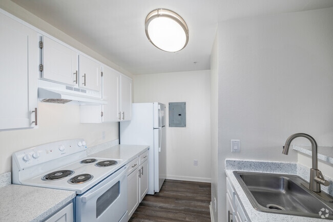 2BR, 1BA - 877SF - Kitchen Market Rate - Coppermine Run