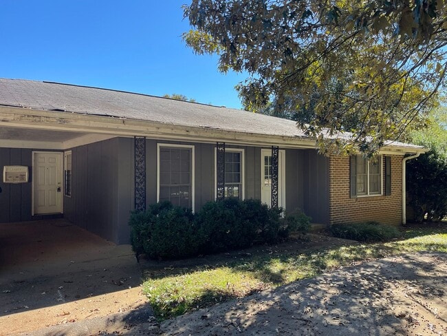 Building Photo - Move-in ready 3 bedroom, 2 bath brick home...