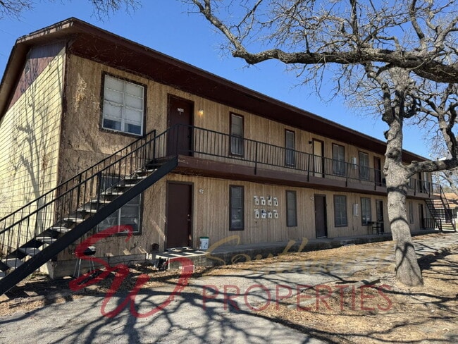 Building Photo - Two bedroom one bath upstairs apartment! Unit Apt 7