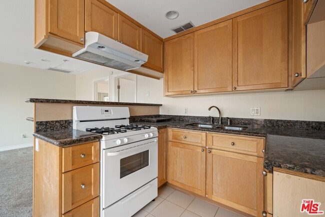 Photo - 1565 W 218th St