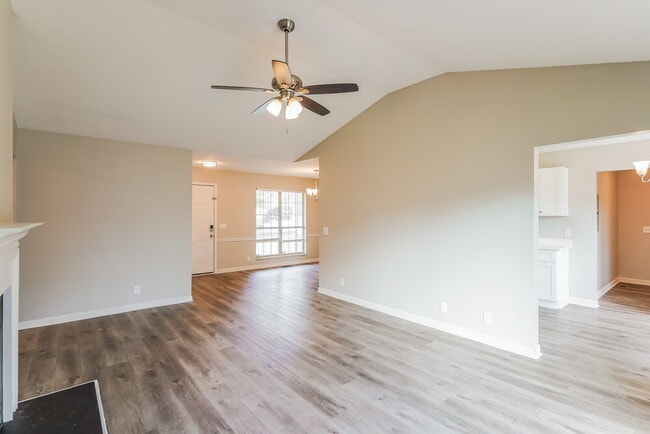 Photo - 404 Sorensen Way