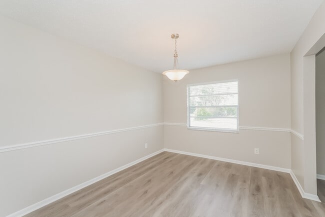 Photo - 6142 Donegal W