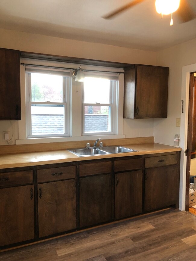 Building Photo - 728 W 3rd St