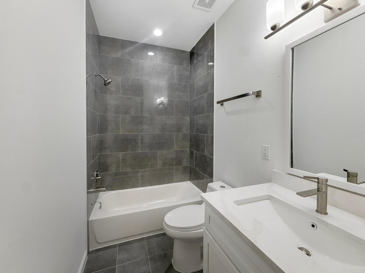 Photo - 2322 Shannon Pl SE