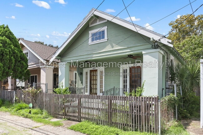Building Photo - 806 Constantinople St
