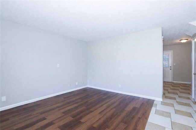 Photo - 320 Sprucewood Ct