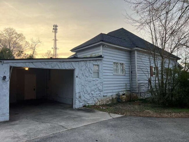 Photo - 747 E Broadway St