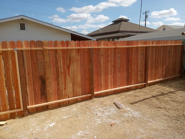 Puerta trasera - 327 Adeline St Unidad 2