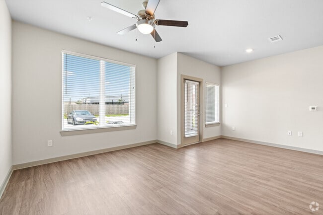 1BR, 1BA - 765SF - Living Room/Dining Area