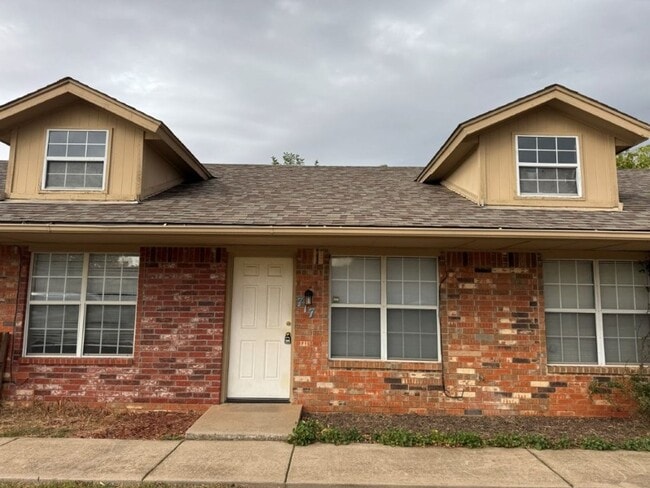 Building Photo - 2 bed one bath duplex in Mustang, convenie...