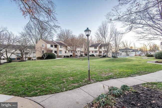 Building Photo - 2618 Glengyle Dr Unit 100