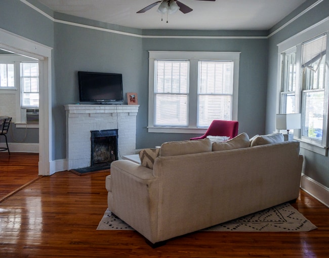 Photo - 402 Student St