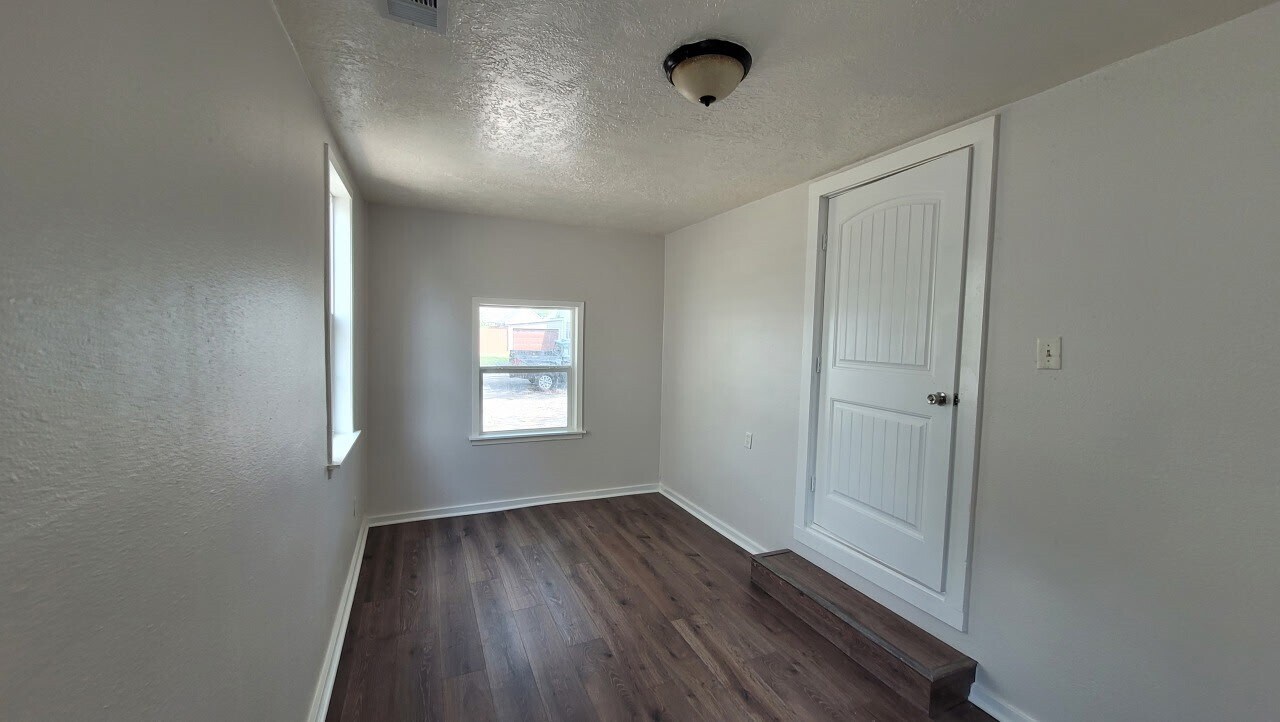 Photo - 407 E Defee Ave