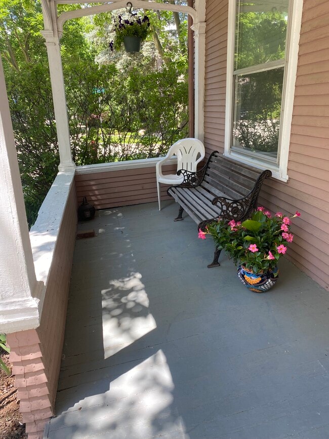 A quiet neighborhood close to campus - 1938 Kendall Ave Unit 1938 Kendall #2