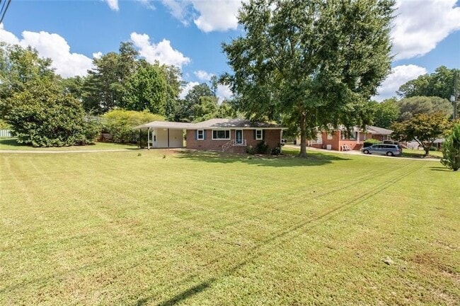 Photo - 208 Yancy Dr SE