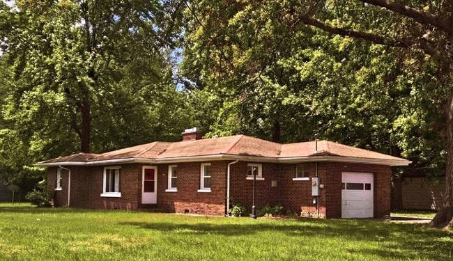 Building Photo - 201 Mcleansboro St