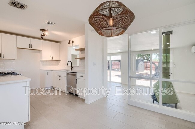 Photo - 2901 E Seneca St