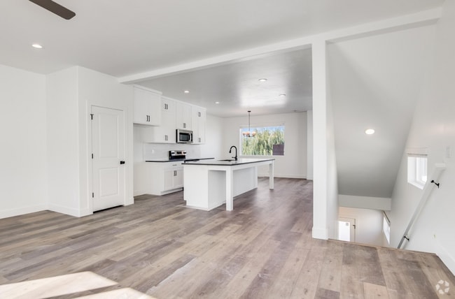 Building Photo - Move-In Ready 4-Bedroom Rental in the Hear...
