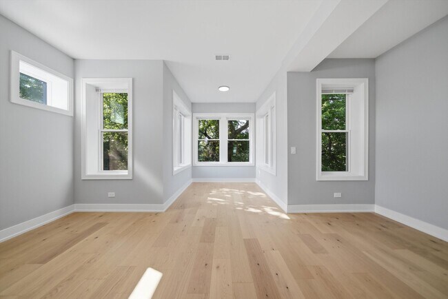Photo - 2442 W Wilson Ave Unit 3
