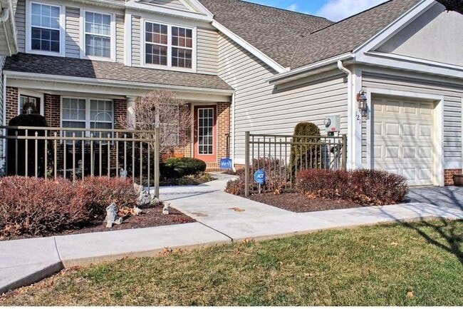 Building Photo - Beautiful 3 Bedroom TownHouse