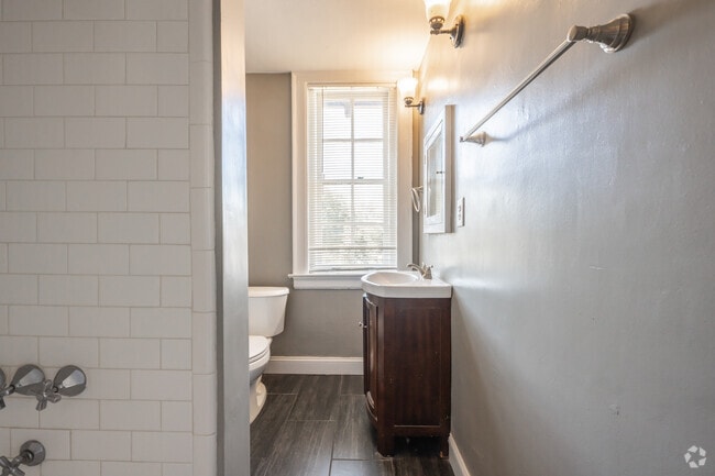 2 habitaciones, 1 baño, 950 pies cuadrados, baño - The Castle in Cloverdale Apartamentos