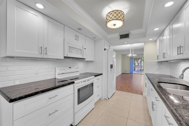 Building Photo - 1802 Eleuthera Point Unit E2