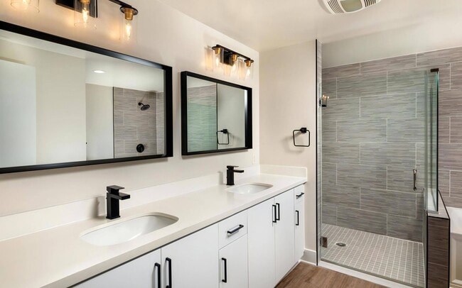 Luxurious Bathrooms with Large Showers - Venice on Rose Apartments