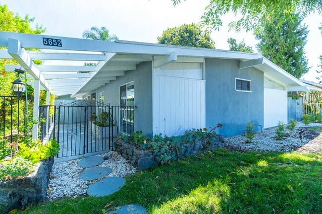 Building Photo - 5652 Fallbrook Ave