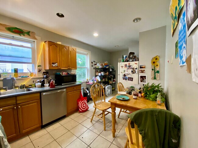 Building Photo - 55 Bristol Rd Unit 1 Rental