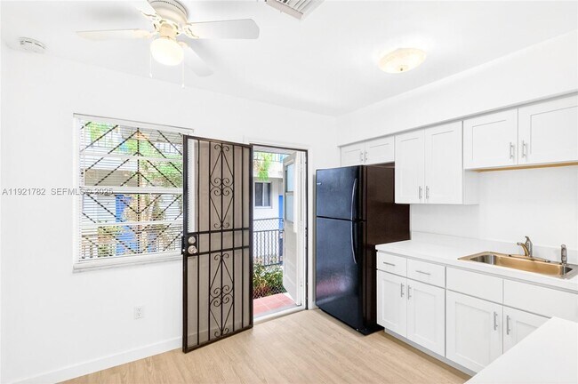 Building Photo - 1572 NW 2nd St Unit Front