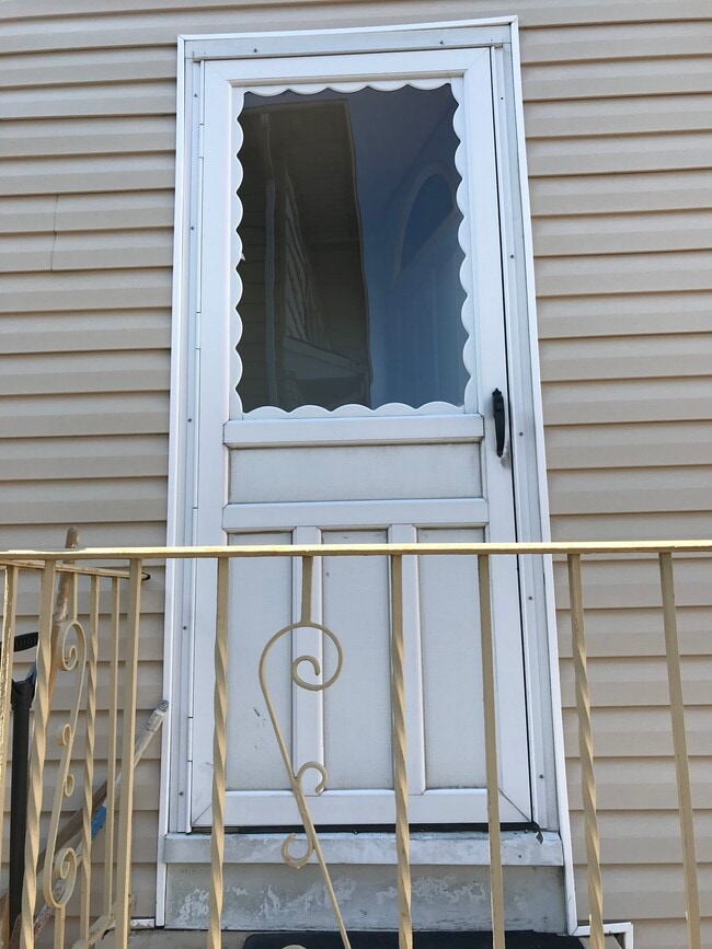 121 Washington Ave Unit 900 Sq. Ft. 3-Bedroom Apt