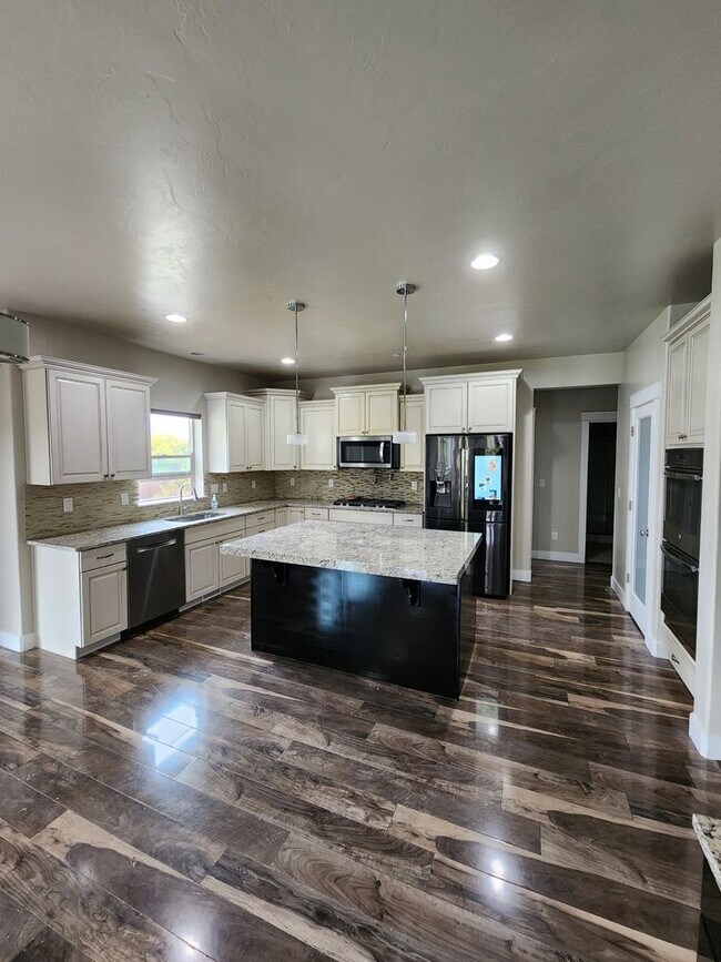 SPECTACULAR 5 BEDROOM MOUNTAIN RETREAT IN ... - SPECTACULAR 5 BEDROOM MOUNTAIN RETREAT IN ... House