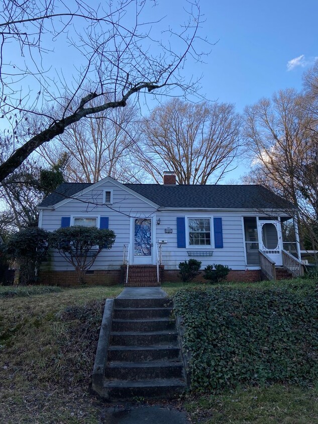 Charming 2 bed, 1 bath Cape Cod with hardw... - Charming 2 bed, 1 bath Cape Cod with hardw...