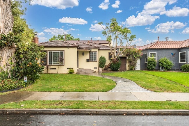 Building Photo - Beautiful 3 bed 2 Bath + Bonus Room home + Yard  in Old Torrance!
