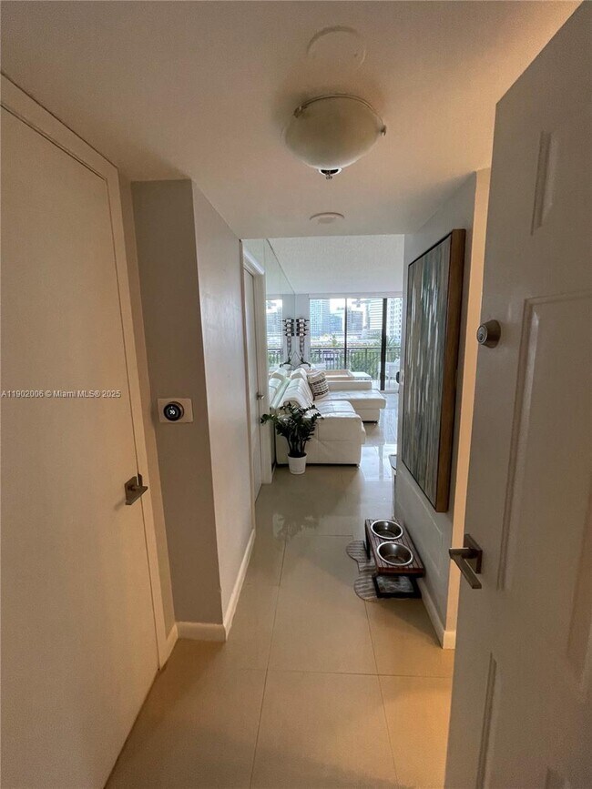 Photo - 540 Brickell Key Dr Unit 711