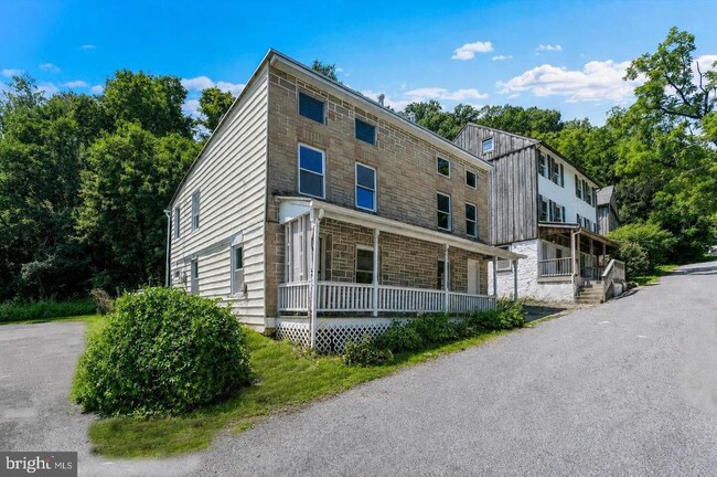 60 Irish Ln