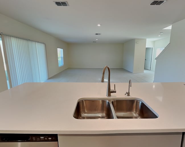 Photo - 3880 Fescue St