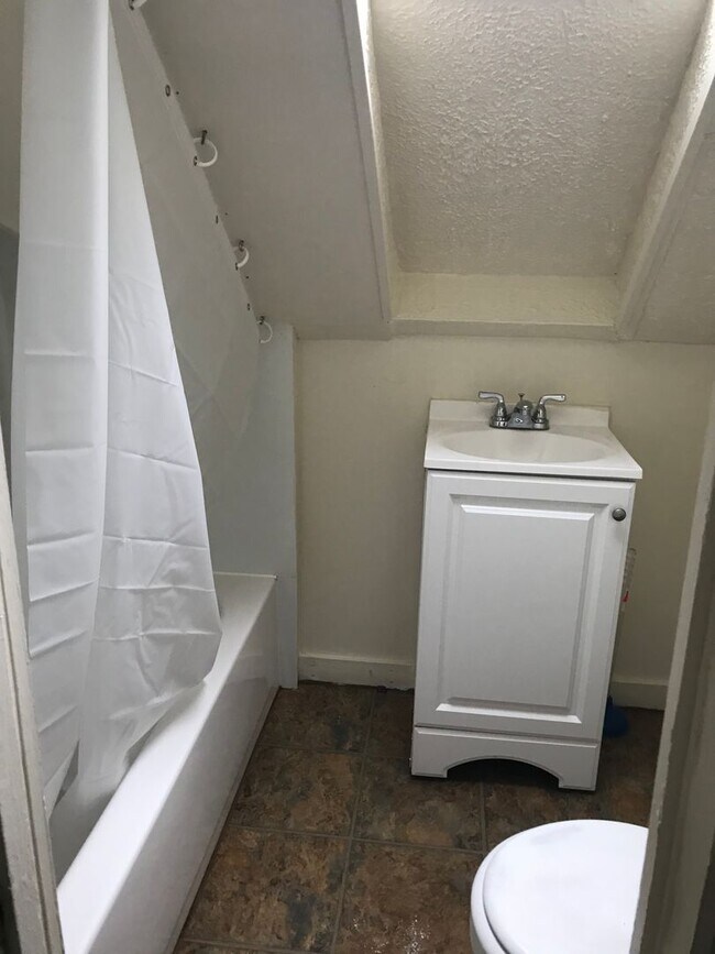 Photo - ELM 869-871 Apartment Unit 3