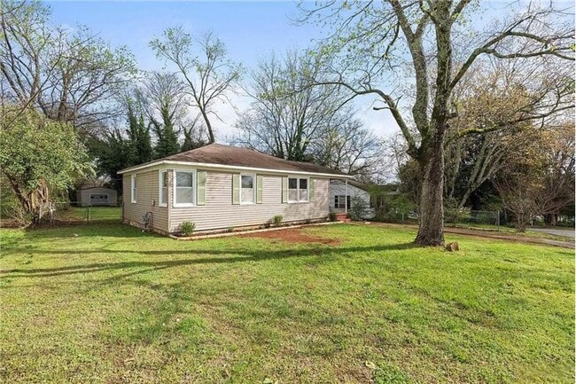 Photo - 806 Crestline Rd NW