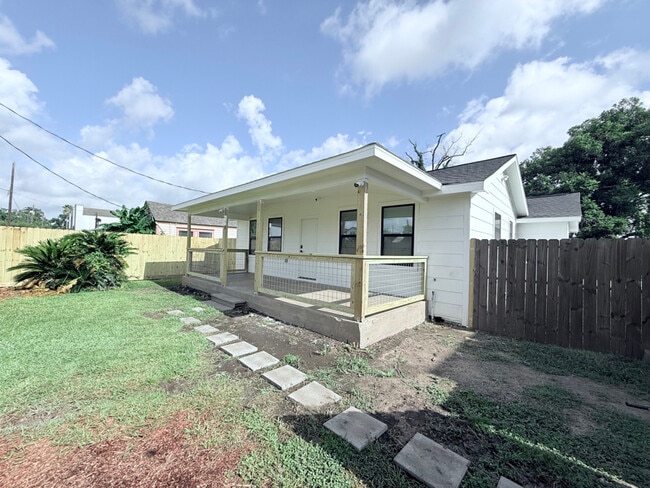 Photo - 113 E 44th St Casa