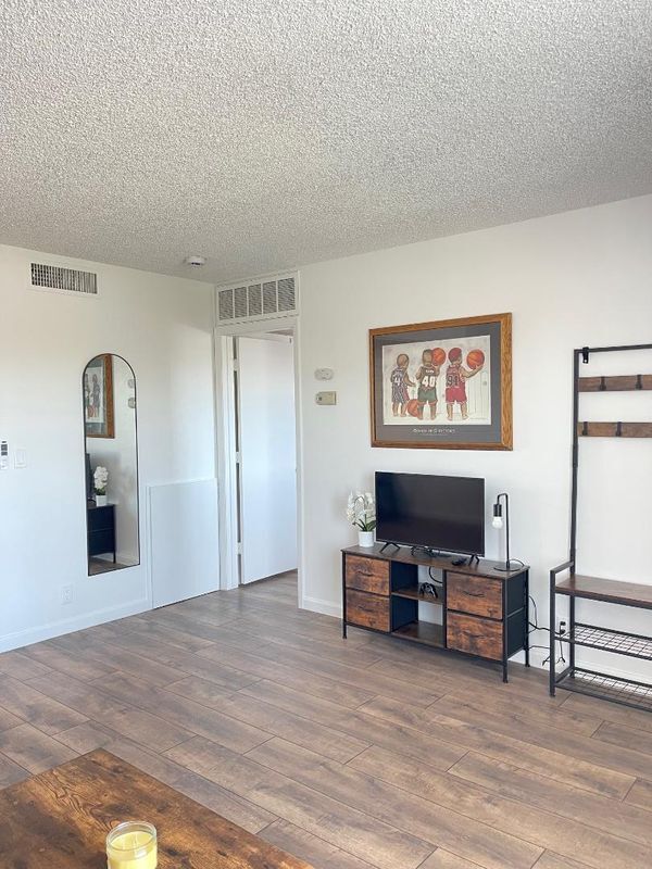 Photo - 615 S Royal Crest Cir Unidad 22