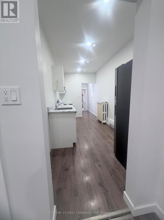 Photo - 411 Main St S