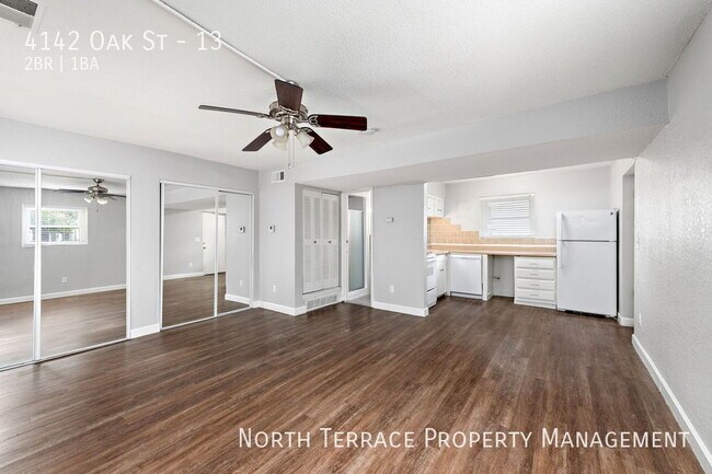 Photo - Spacious 2 Bedroom with Balcony 1 Block fr... Unidad 13