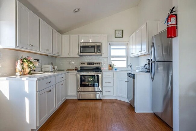 9 28th St E Unit 2 (WINTER RENTAL ONLY)