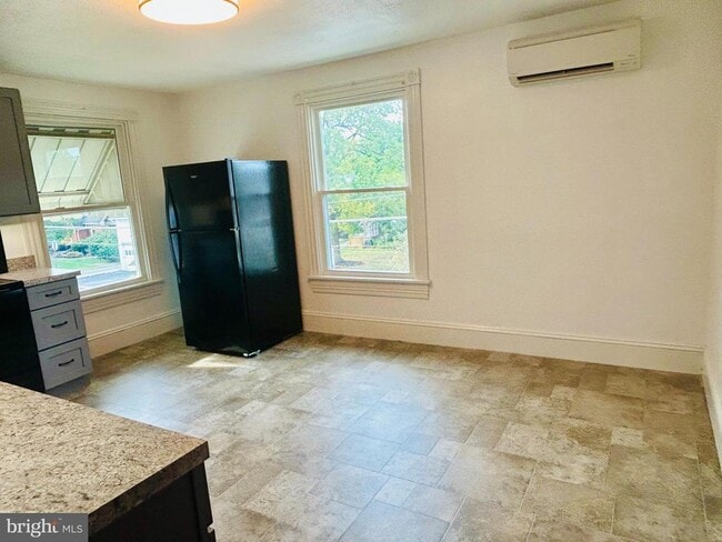 Photo - 228 N Barbara St