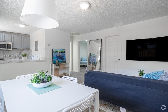 Building Photo - 605 SW 14th Terrace Unit 2 Rental