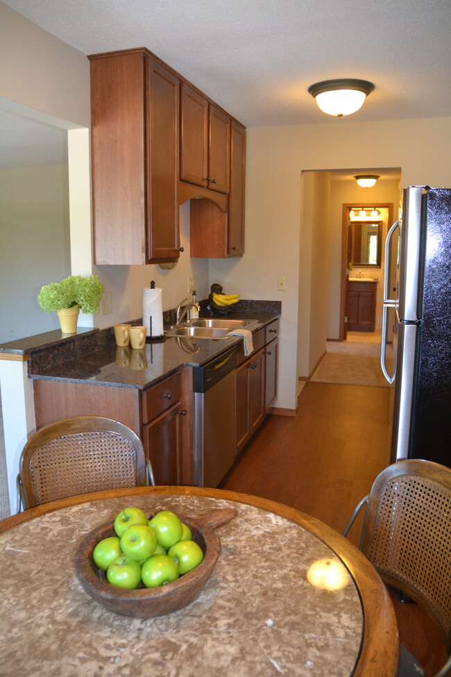 Cocina y comedor - Harbor District Apartments